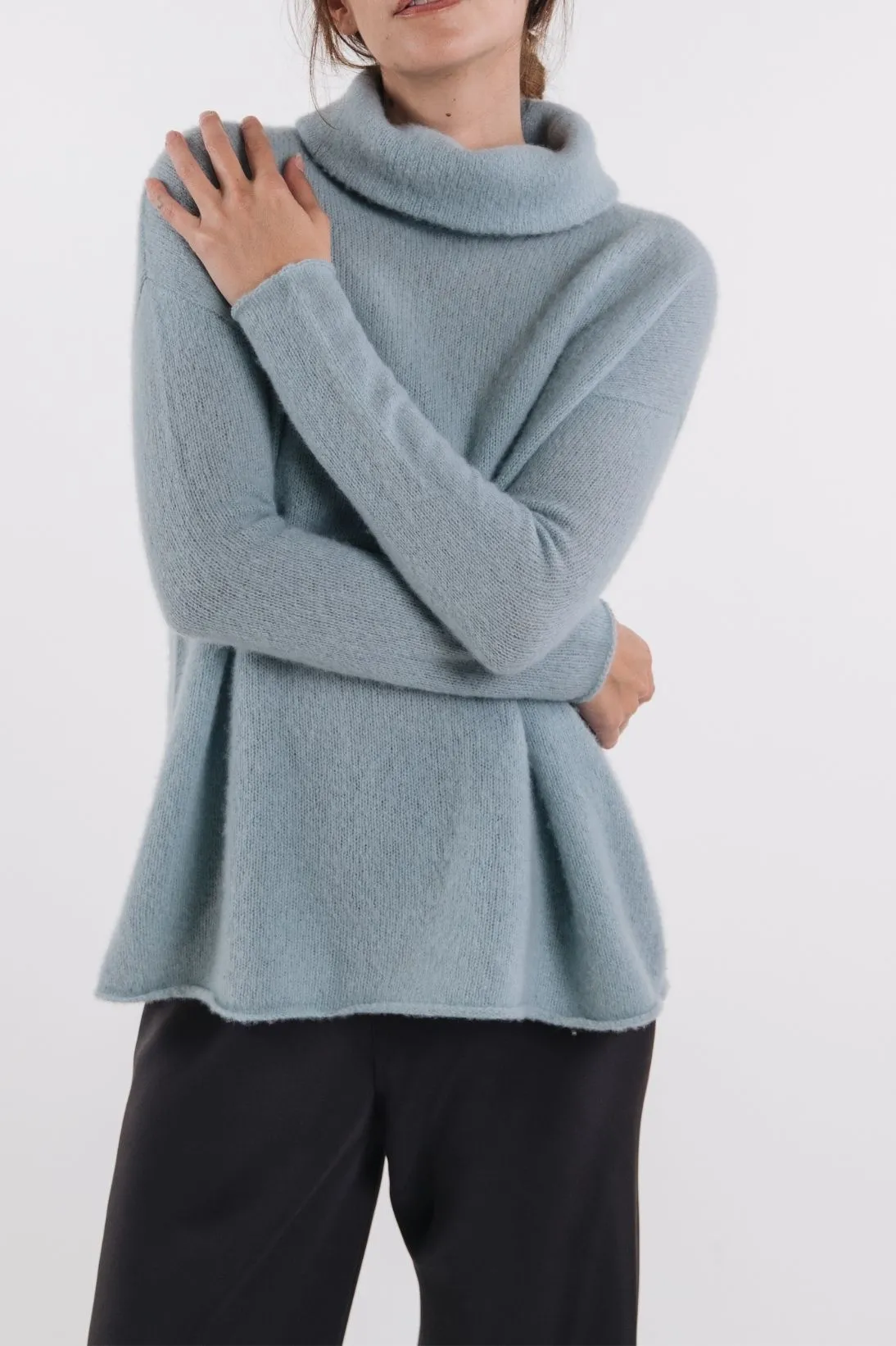 CASHMERE BOUCLE TURTLENECK