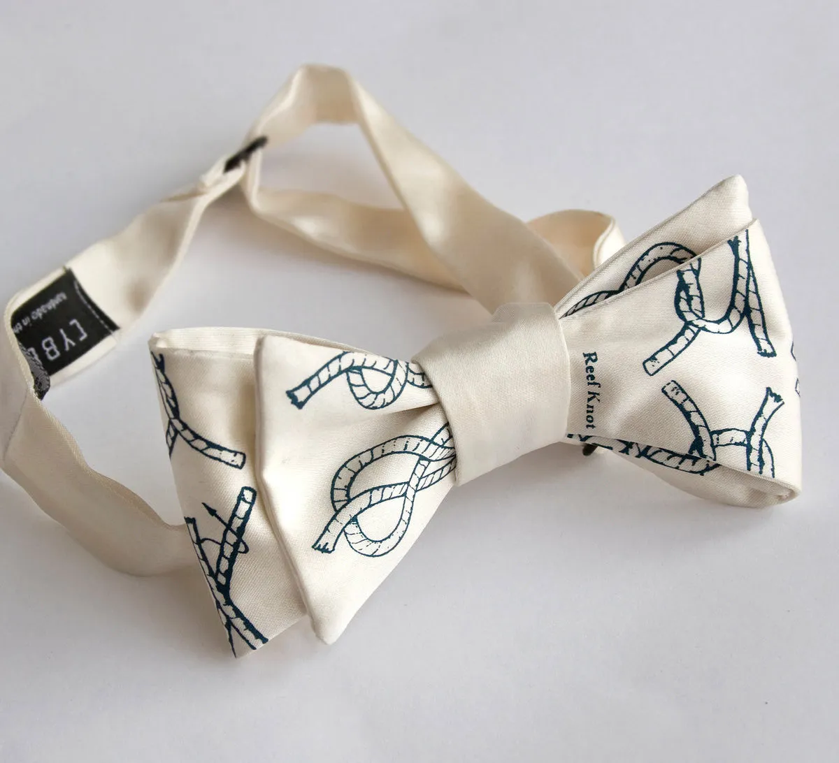 Knot tying diagram bow tie. "KNOTical" sailing knots.